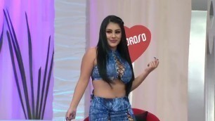 Mishelle Diaz Culona y Tetona En Sexy Blusa y Minifalda De Mezclilla HD