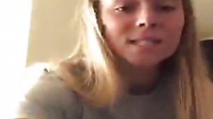 Blonde girl flhashing all in periscope